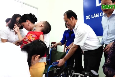 Bộ LĐ-TB&XH tặng 70 xe lăn tại tỉnh Long An
