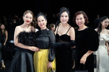 "Mẹ chồng" NSND Lan Hương hội ngộ Khả Ngân ở thảm đỏ thời trang