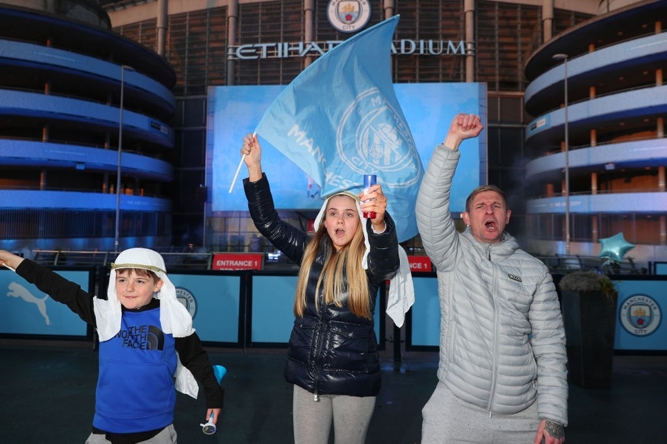 Cổ động viên đổ về Etihad ăn mừng Man City vô địch Premier League - 13 Cổ động viên đổ về Etihad ăn mừng Man City vô địch Premier League - 13
