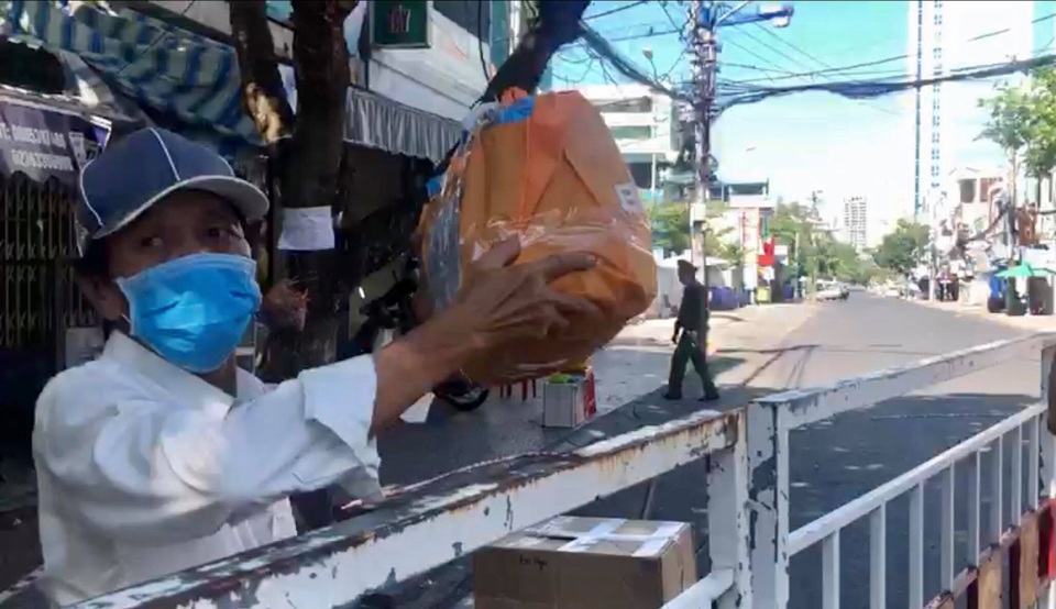 Đà Nẵng: Ba người tình nguyện làm “người vận chuyển” ở khu vực phong toả - 2 Đà Nẵng: Ba người tình nguyện làm “người vận chuyển” ở khu vực phong toả - 2