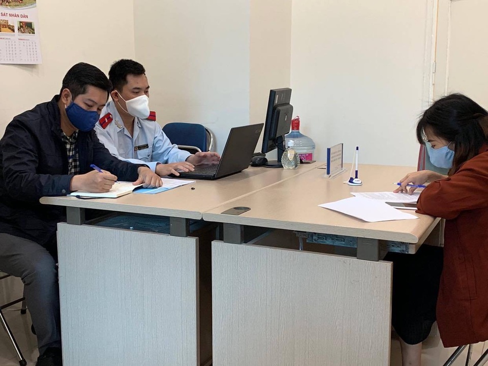 Hà Nội: Xử phạt cô gái bán hoa tung tin “giãn cách xã hội hết 30/4” - 2 Hà Nội: Xử phạt cô gái bán hoa tung tin “giãn cách xã hội hết 30/4” - 2
