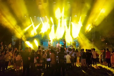 Khán giả cùng hòa theo âm nhạc của ban nhạc rock Lisistrata