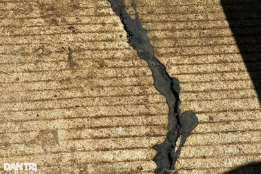 Đường bê tông chưa nghiệm thu đã nứt, được vá bằng… nhựa đường