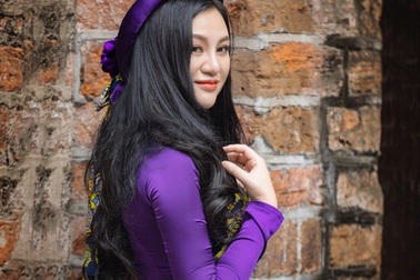 Hoa hậu Trần Huyền Nhung ngọt dịu dàng sắc tím trong lòng phố cổ Hà Nội