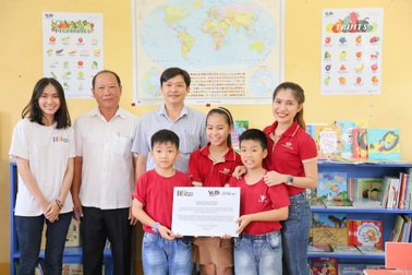 Đại sứ Văn hóa Đọc tặng sách và thư viện cho trường học tại An Giang