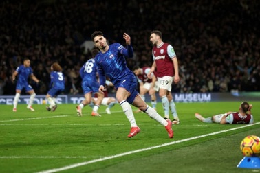 Tranh cãi bàn gỡ hòa của Chelsea trước West Ham