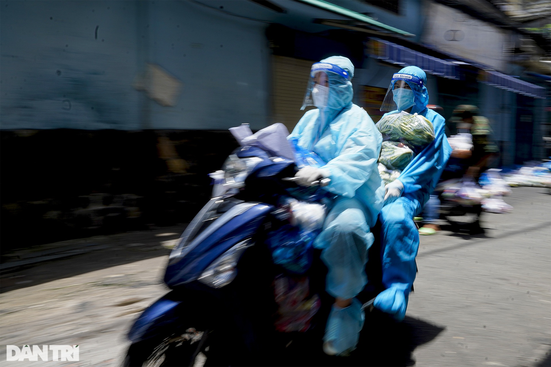 Dịch bệnh nguy hiểm, hẻm nhỏ chằng chịt không làm nản chí bộ đội giúp dân - 5 Dịch bệnh nguy hiểm, hẻm nhỏ chằng chịt không làm nản chí bộ đội giúp dân - 5