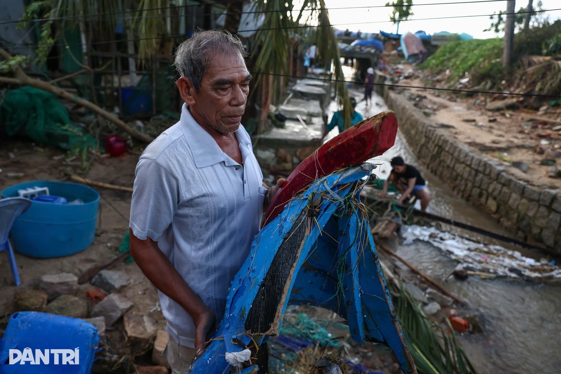 Miền Trung tan hoang sau bão Kalmaegi: Một đêm gió cuốn, làng chài đổ nát - 6 Miền Trung tan hoang sau bão Kalmaegi: Một đêm gió cuốn, làng chài đổ nát - 6