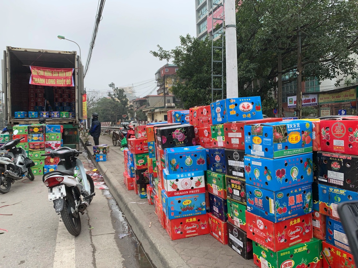 Khám phá những xe giải cứu thanh long giá siêu rẻ trên đường phố Hà Nội - 2 Khám phá những xe giải cứu thanh long giá siêu rẻ trên đường phố Hà Nội - 2