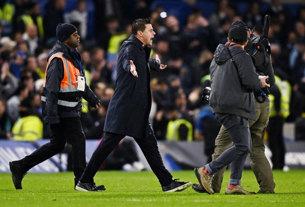 HLV Pochettino la hét om sòm với trọng tài, từ chối bắt tay Pep Guardiola - 1 HLV Pochettino la hét om sòm với trọng tài, từ chối bắt tay Pep Guardiola - 1