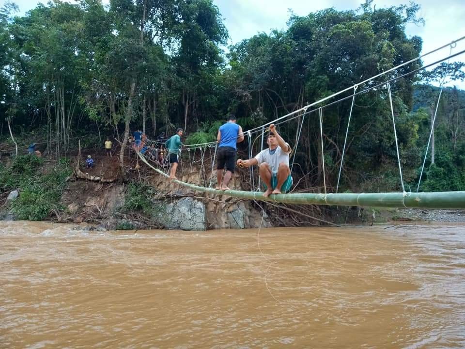 Bộ đội, dân quân giúp dân làm cầu treo cho học sinh đến trường - 1 Bộ đội, dân quân giúp dân làm cầu treo cho học sinh đến trường - 1