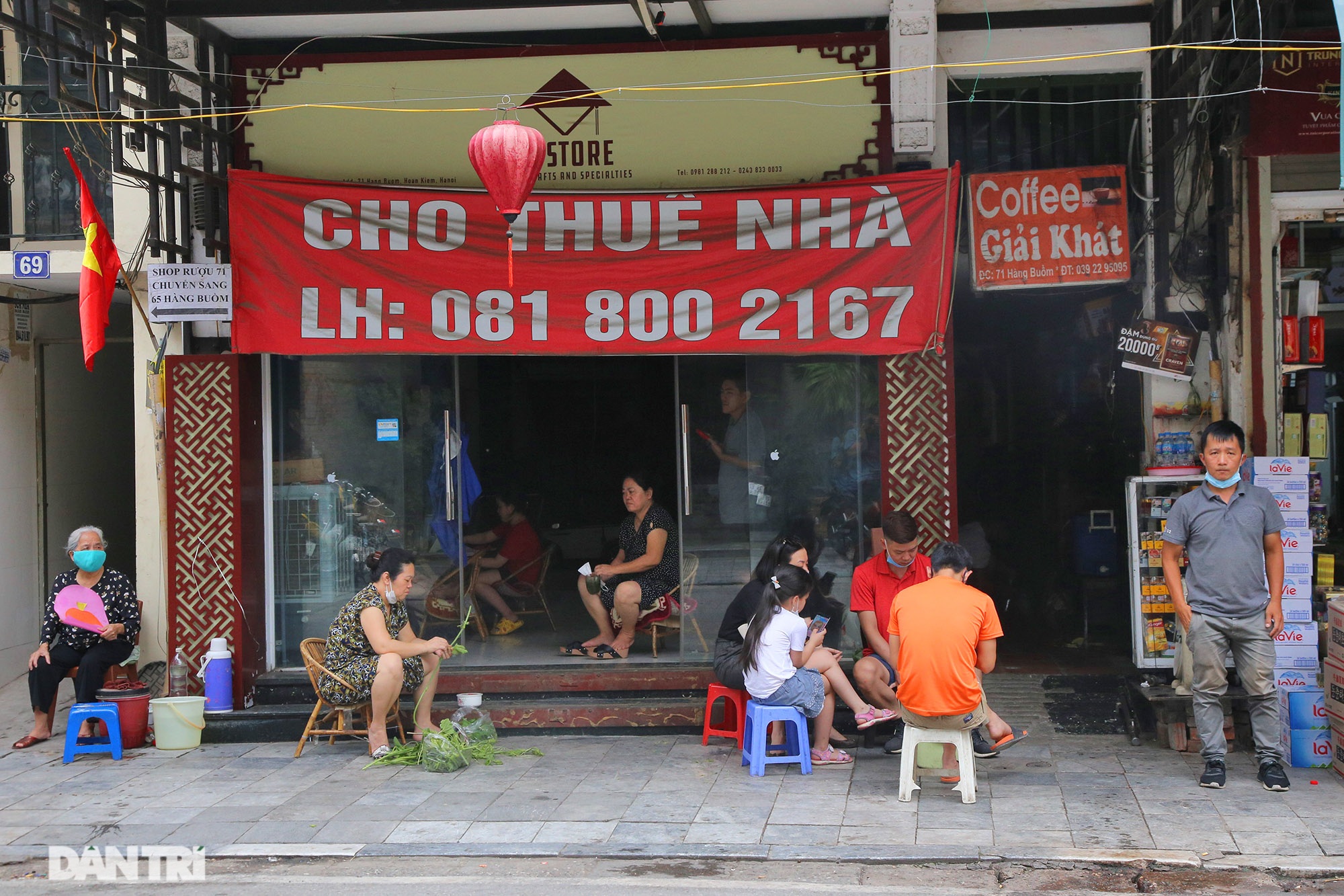 Các siêu cửa hàng mặt tiền phố cổ ế khách vì Covid-19 - 3 Các siêu cửa hàng mặt tiền phố cổ ế khách vì Covid-19 - 3