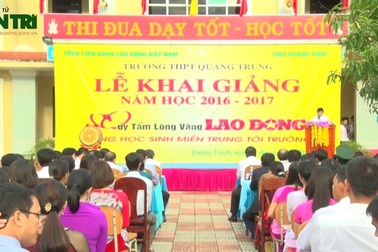 Video: Tổng Liên đoàn Lao động Việt Nam tặng quà cho giáo viên và học sinh Quảng Bình