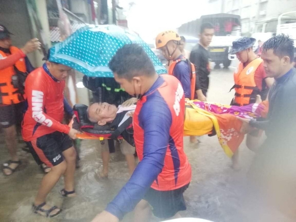 Bão Rai mạnh như quái vật đổ bộ Philippines, 90.000 dân cấp tập di tản - 4 Bão Rai mạnh như quái vật đổ bộ Philippines, 90.000 dân cấp tập di tản - 4