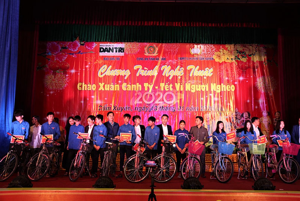 Ấm tình Xuân đêm giao lưu ủng hộ dân nghèo Hà Tĩnh đón Tết - 23 Ấm tình Xuân đêm giao lưu ủng hộ dân nghèo Hà Tĩnh đón Tết - 23