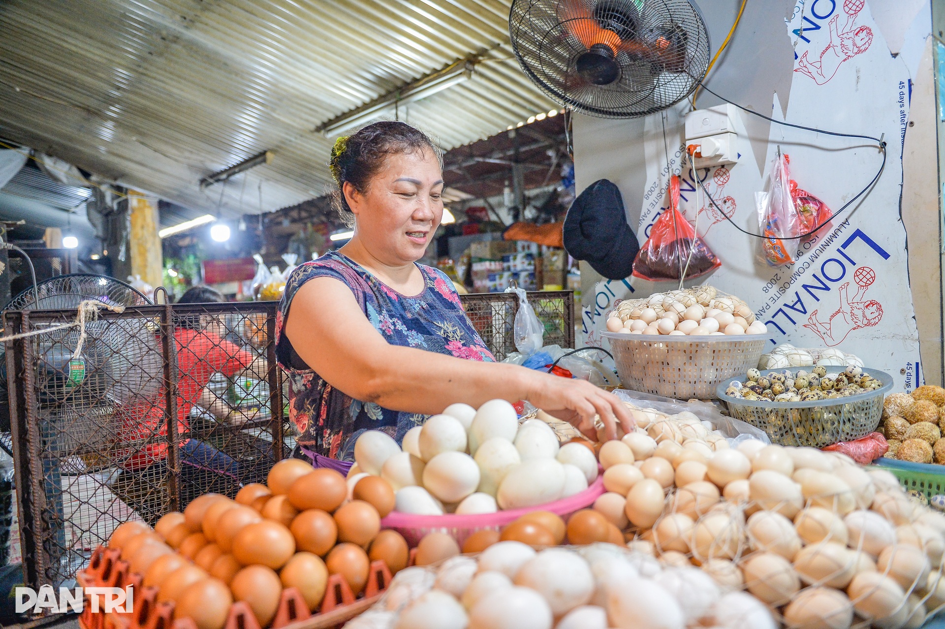 Chợ truyền thống Hà Nội đìu hiu, tiểu thương bật nhạc nhảy, ngủ xuyên trưa - 14 Chợ truyền thống Hà Nội đìu hiu, tiểu thương bật nhạc nhảy, ngủ xuyên trưa - 14