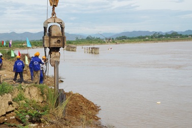 Gia cố đoạn đường sắt bị sông Lam “dọa nuốt”
