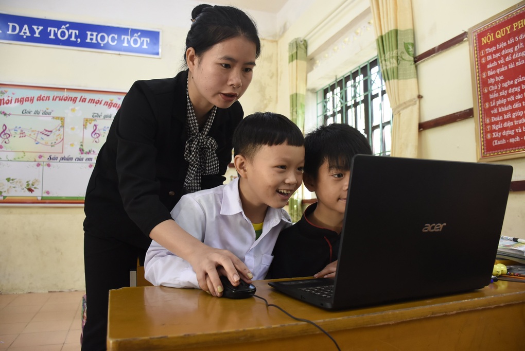 Nữ giáo viên xinh đẹp mang công nghệ thông tin tới điểm trường vùng cao - 2 Nữ giáo viên xinh đẹp mang công nghệ thông tin tới điểm trường vùng cao - 2
