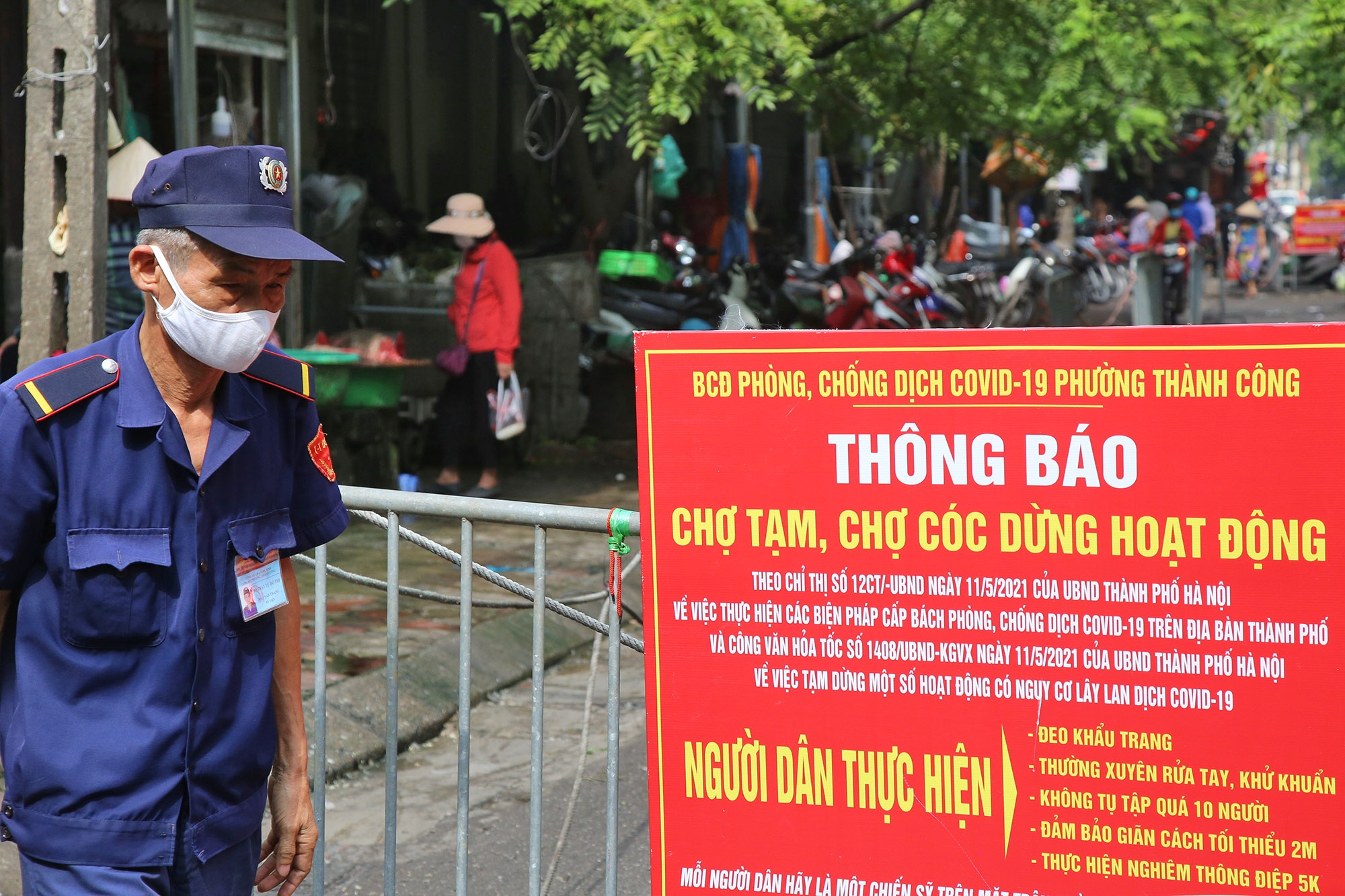 Hoạt động họp chợ ở Hà Nội bị đảo lộn, người dân bở hơi tai để thích ứng - 1 Hoạt động họp chợ ở Hà Nội bị đảo lộn, người dân bở hơi tai để thích ứng - 1