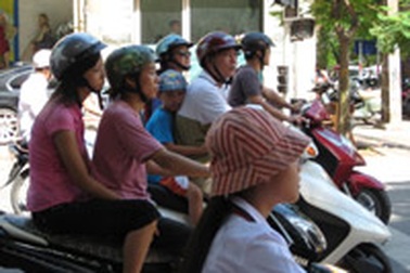 Chưa có văn bản nào cấm mũ bảo hiểm thời trang