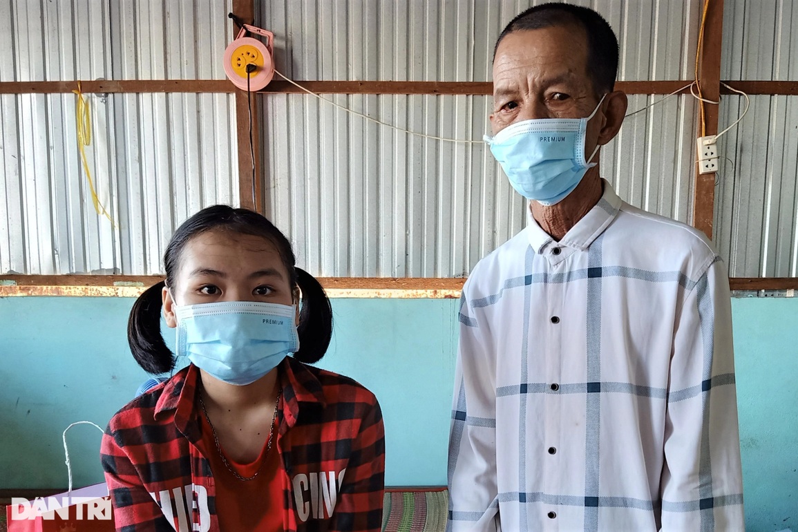 Bạn đọc giúp bé gái mắc bệnh, mồ côi mẹ, cha câm điếc hơn 100 triệu đồng - 3 Bạn đọc giúp bé gái mắc bệnh, mồ côi mẹ, cha câm điếc hơn 100 triệu đồng - 3