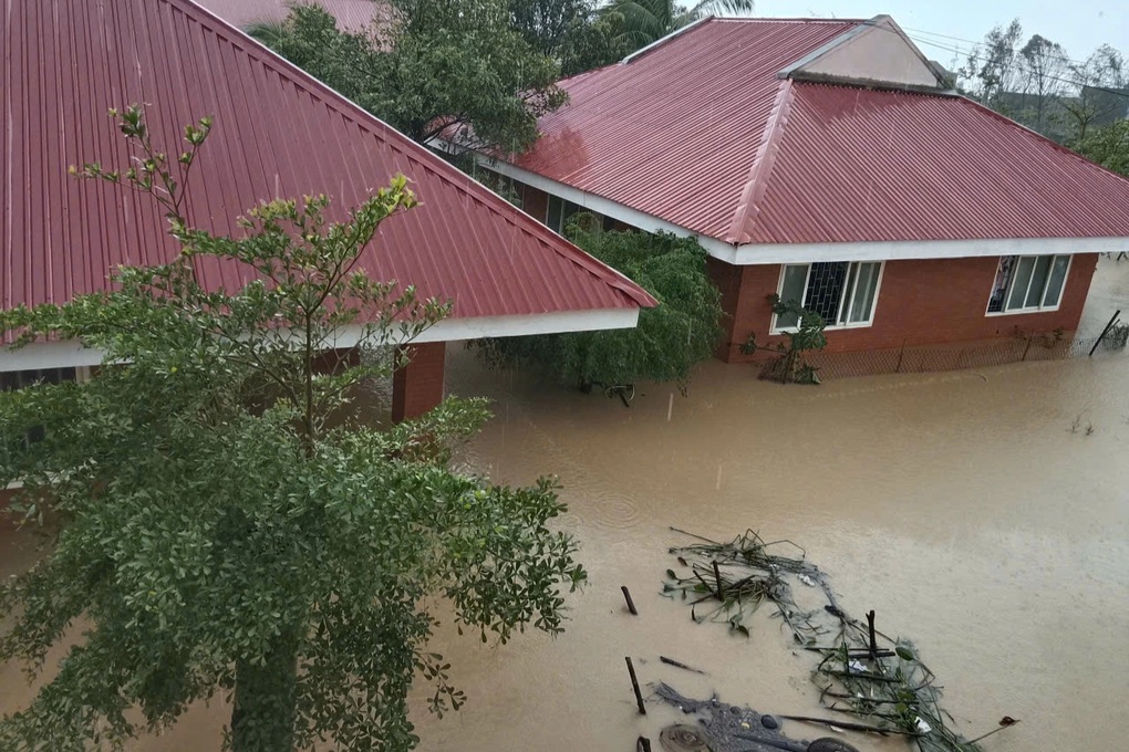 Lũ về bất ngờ, 130 người ở Làng trẻ SOS Quy Nhơn lên tầng 2 chờ hỗ trợ - 1