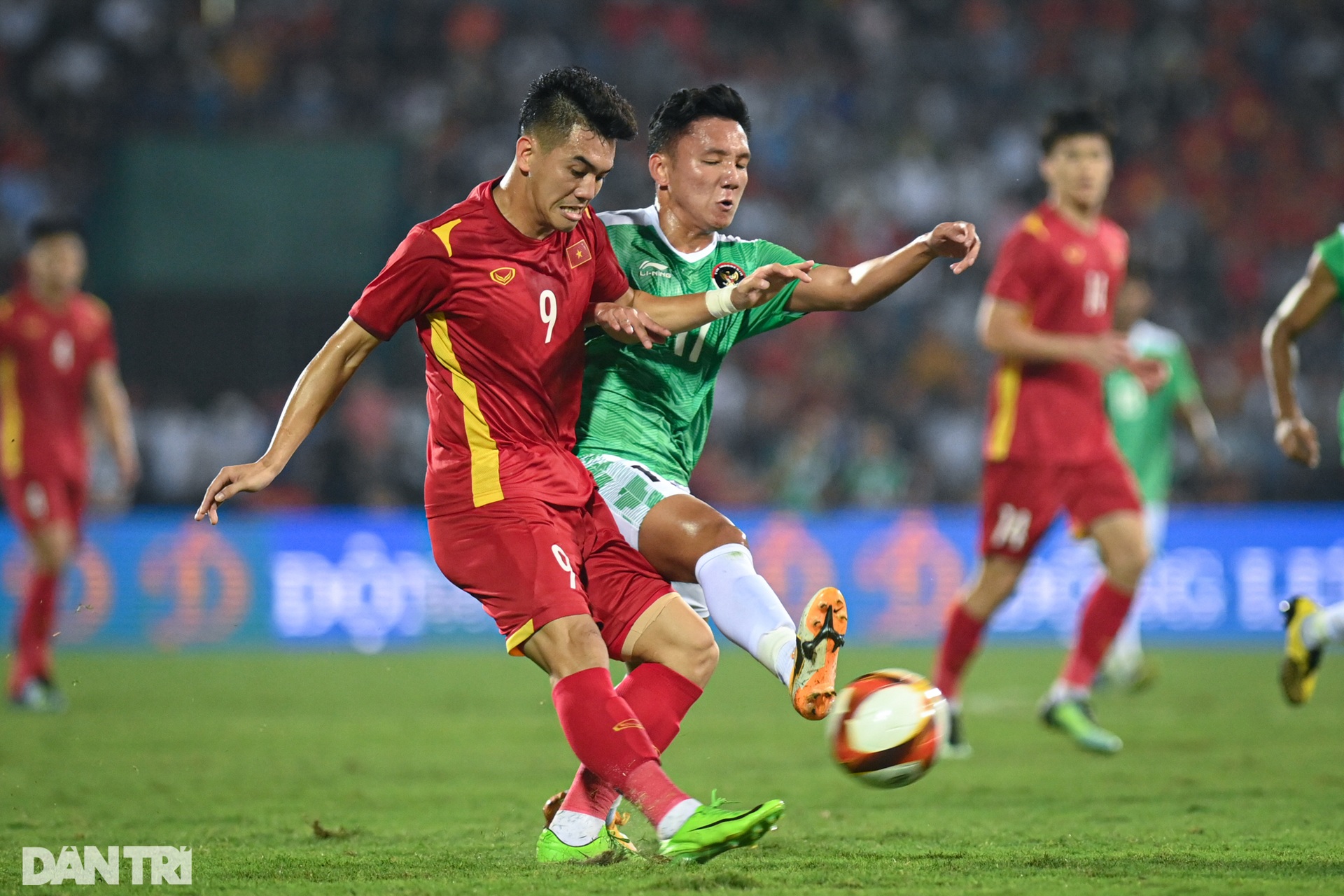 Bất chấp mưa lớn, CĐV phủ kín sân Việt Trì tiếp lửa cho U23 Việt Nam - 8 Bất chấp mưa lớn, CĐV phủ kín sân Việt Trì tiếp lửa cho U23 Việt Nam - 8