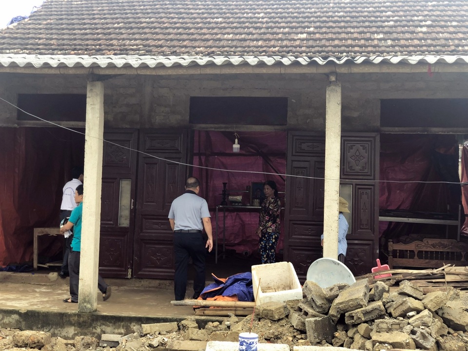 Thúy Hạnh - Minh Khang xúc động khi nhìn thấy cảnh đổ nát ở miền Trung - 3