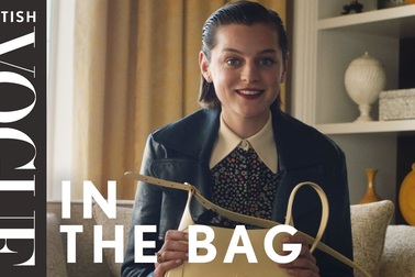 Emma Corrin mang gì trong túi