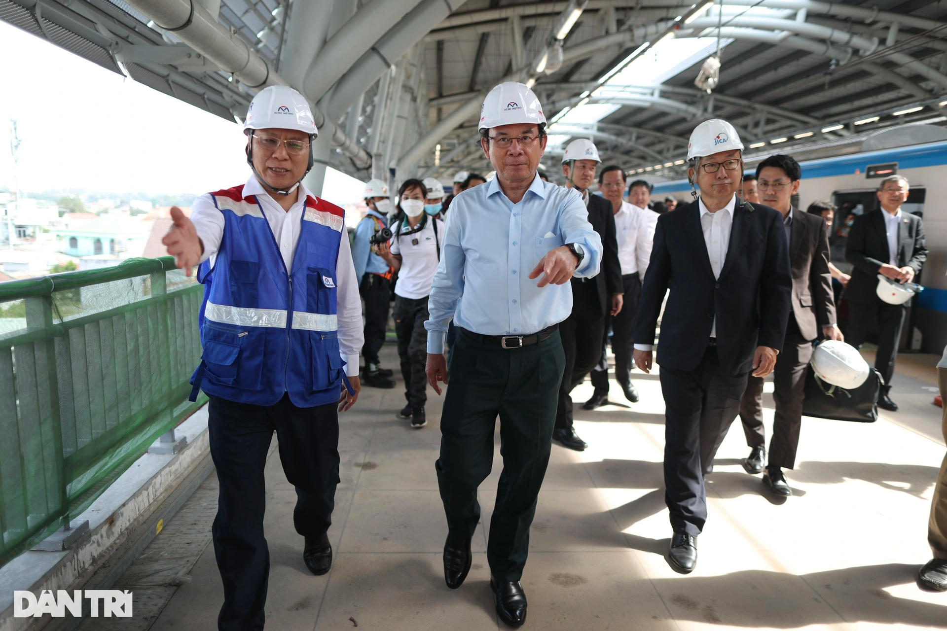 Người dân TPHCM hào hứng thử nghiệm tàu metro số 1 Bến Thành - Suối Tiên - 13 Người dân TPHCM hào hứng thử nghiệm tàu metro số 1 Bến Thành - Suối Tiên - 13