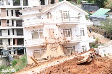 Cận cảnh những ngôi nhà ở Đà Lạt ngả nghiêng, ngập bùn đất
