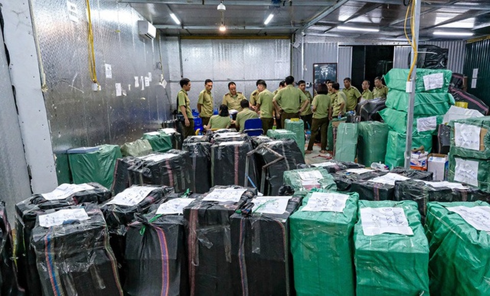 Mỗi container được 10% “hàng khó”, dân buôn giành giật đẩy về qua biên giới - 2 Mỗi container được 10% “hàng khó”, dân buôn giành giật đẩy về qua biên giới - 2