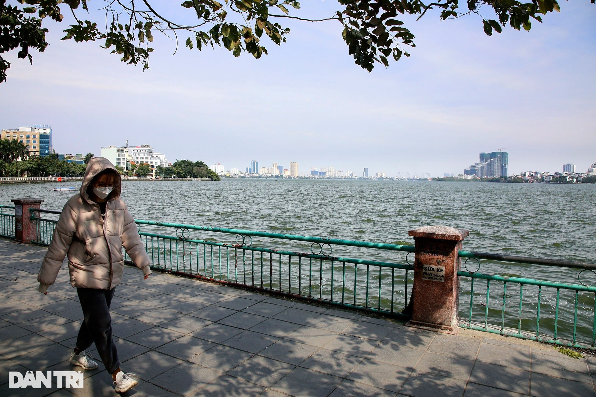 Nắng ấm trong nhiều ngày, người dân Thủ đô dạo phố tận hưởng thời tiết đẹp - 9