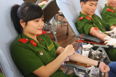 Nữ sinh Cảnh sát xinh tươi trong ngày hội hiến máu