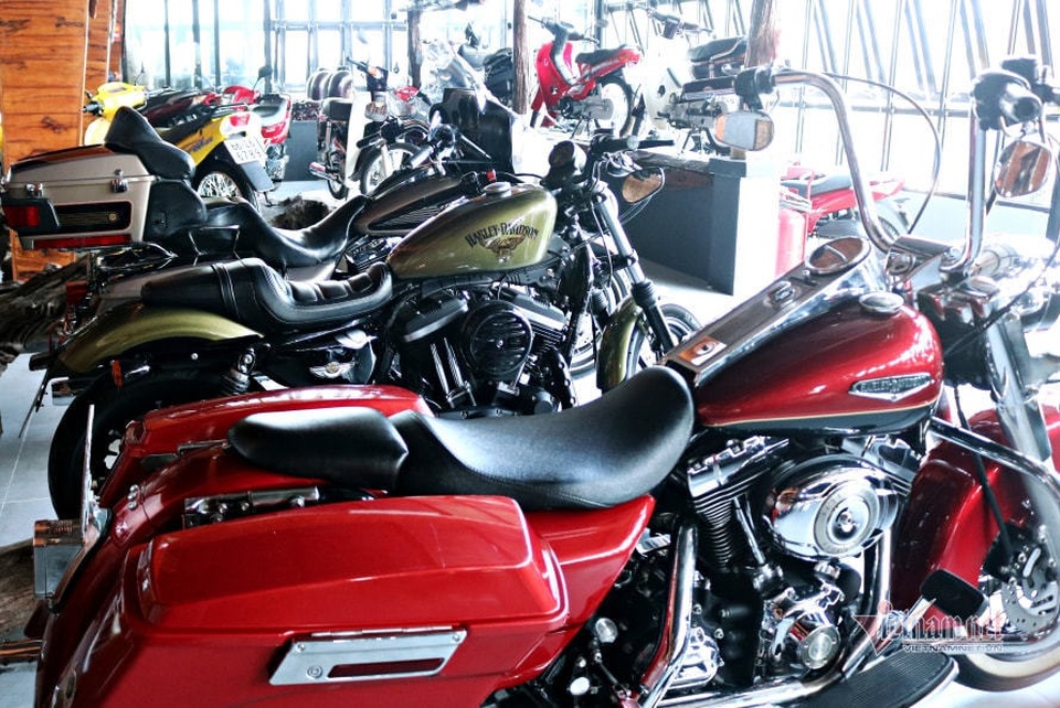Đại gia miền Tây có 500 xe mô tô biển số siêu đẹp, thuê người chăm mỗi ngày - 4 Đại gia miền Tây có 500 xe mô tô biển số siêu đẹp, thuê người chăm mỗi ngày - 4