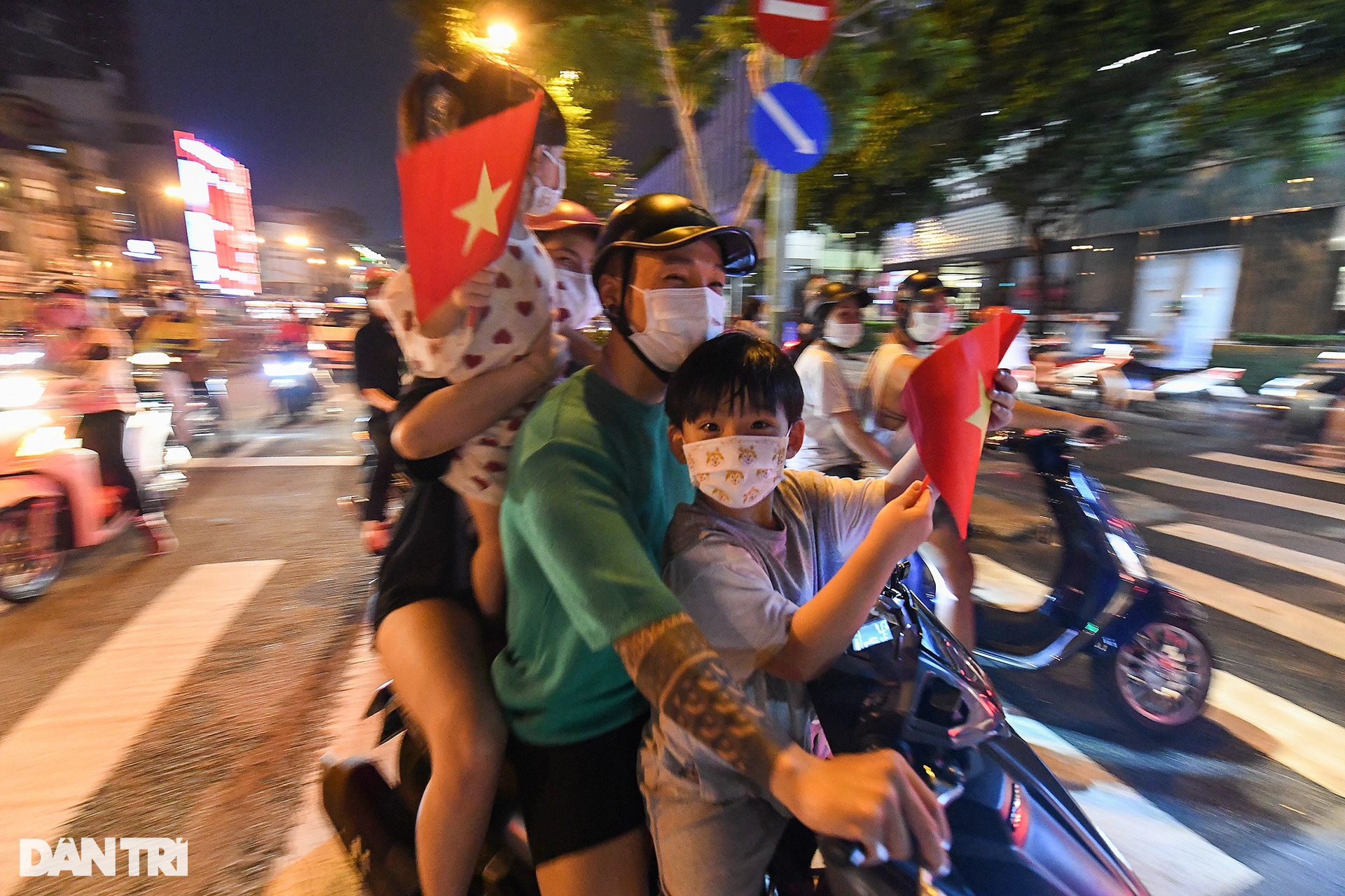 Hàng nghìn cổ động viên TPHCM đổ ra đường mừng U23 Việt Nam vào chung kết - 2 Hàng nghìn cổ động viên TPHCM đổ ra đường mừng U23 Việt Nam vào chung kết - 2