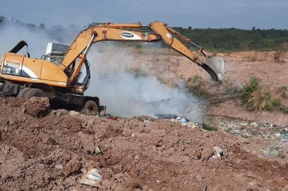 Bãi rác lộ thiên thường xuyên bị đốt cháy hành dân ngày đêm - 4 Bãi rác lộ thiên thường xuyên bị đốt cháy hành dân ngày đêm - 4