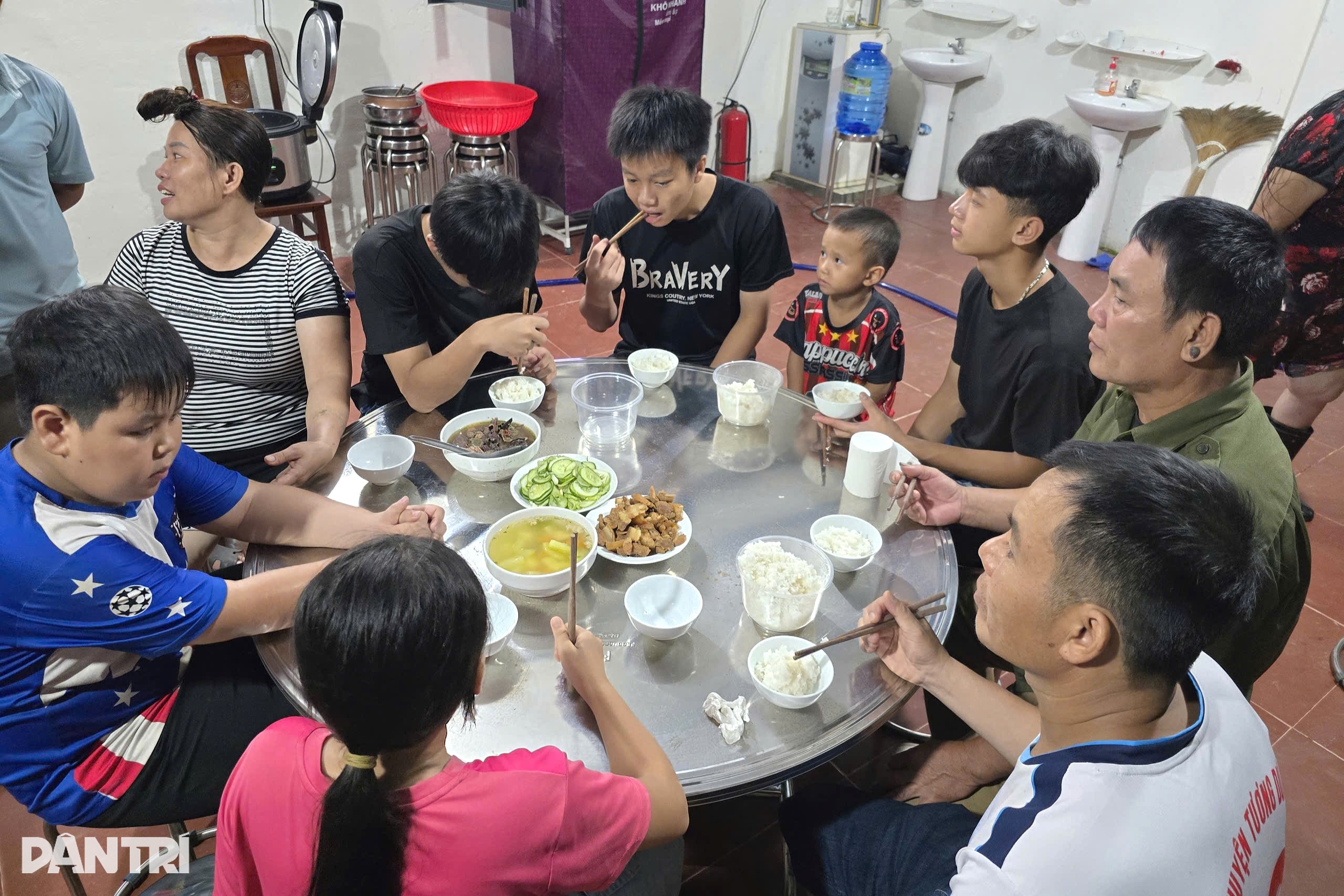 Nhà hàng nấu cơm miễn phí phục vụ bà con, tiếp sức đoàn thiện nguyện - 11 Nhà hàng nấu cơm miễn phí phục vụ bà con, tiếp sức đoàn thiện nguyện - 11