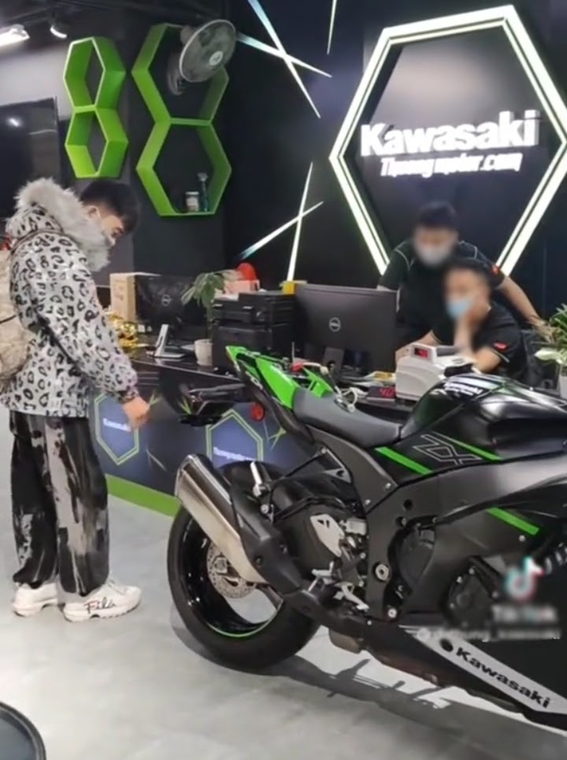 Vừa cướp ngân hàng, nghi phạm ôm tiền tậu ngay thần sấm Kawasaki ZX-10R - 2