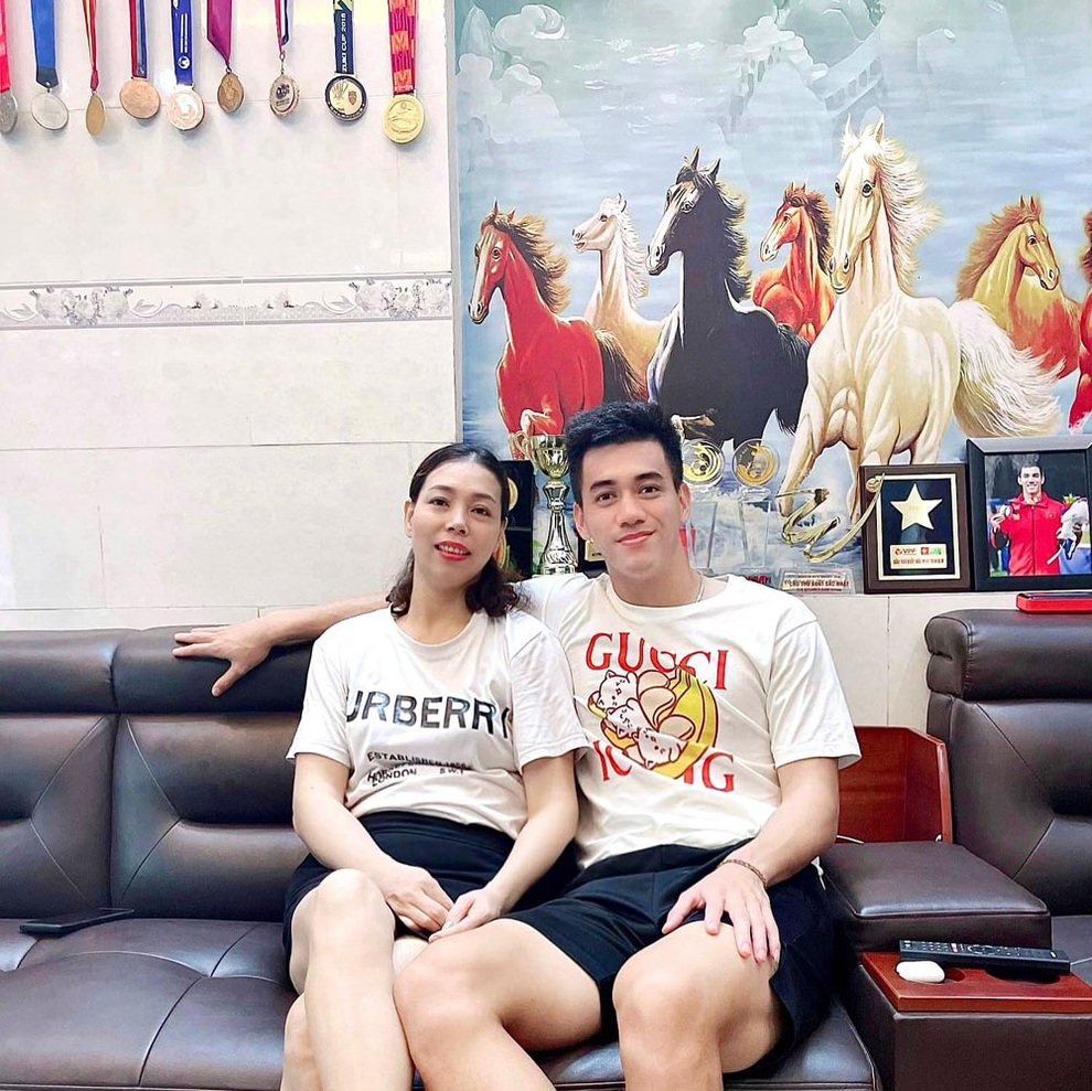 Quang Hải tặng mẹ ô tô, Tiến Linh gửi lời chúc ngọt ngào ngày 20/10 - 4 Quang Hải tặng mẹ ô tô, Tiến Linh gửi lời chúc ngọt ngào ngày 20/10 - 4
