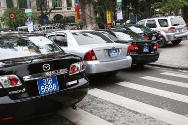 Hà Nội: Thuê xe công cho lãnh đạo 2 quận mới trong khi chờ mua xe