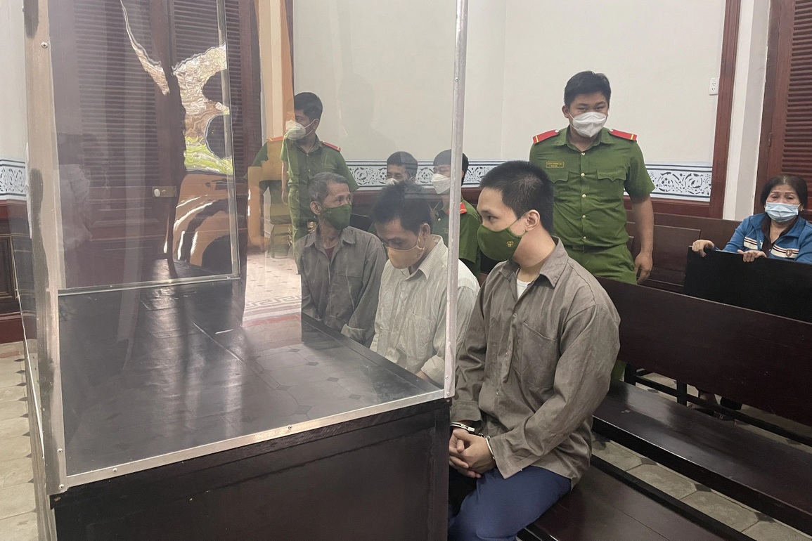 Hai cha con cùng nhau vào tù sau phi vụ buôn hàng trắng - 1 Hai cha con cùng nhau vào tù sau phi vụ buôn hàng trắng - 1