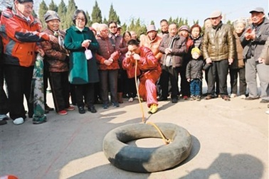 Người đàn ông có "lá phổi thép" dùng lỗ mũi để thổi săm ô tô