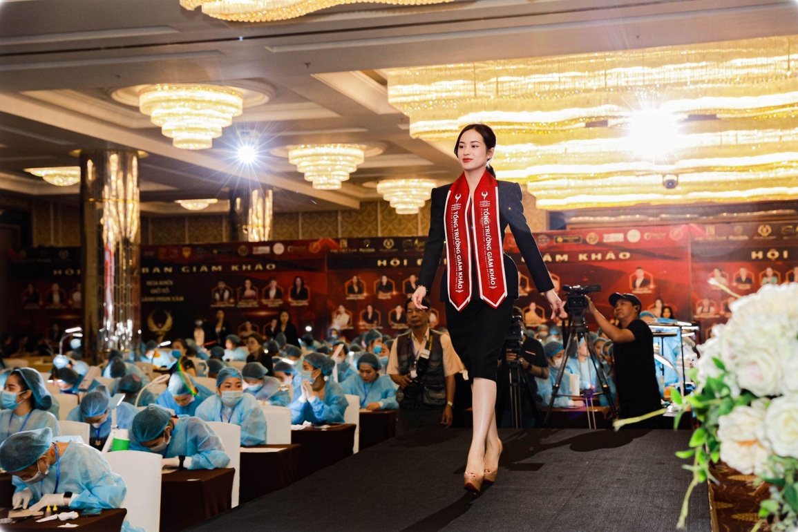 Grand Master Lư Yến Thanh nổi bật tại Tuần lễ thời trang - 1 Grand Master Lư Yến Thanh nổi bật tại Tuần lễ thời trang - 1