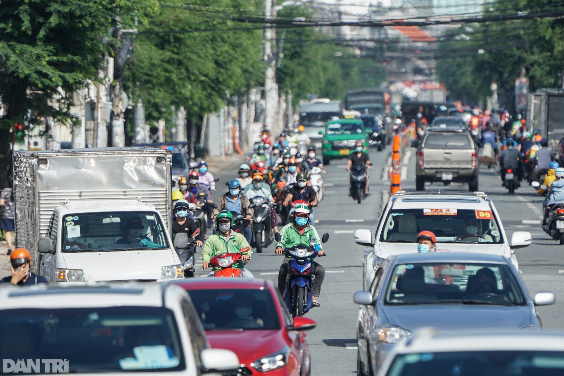 Xe cứu thương vất vả len lỏi trên đường đông đúc phương tiện ở TPHCM - 6