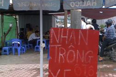 "Chặt chém" phí trông xe bên ngoài Cung Triển lãm