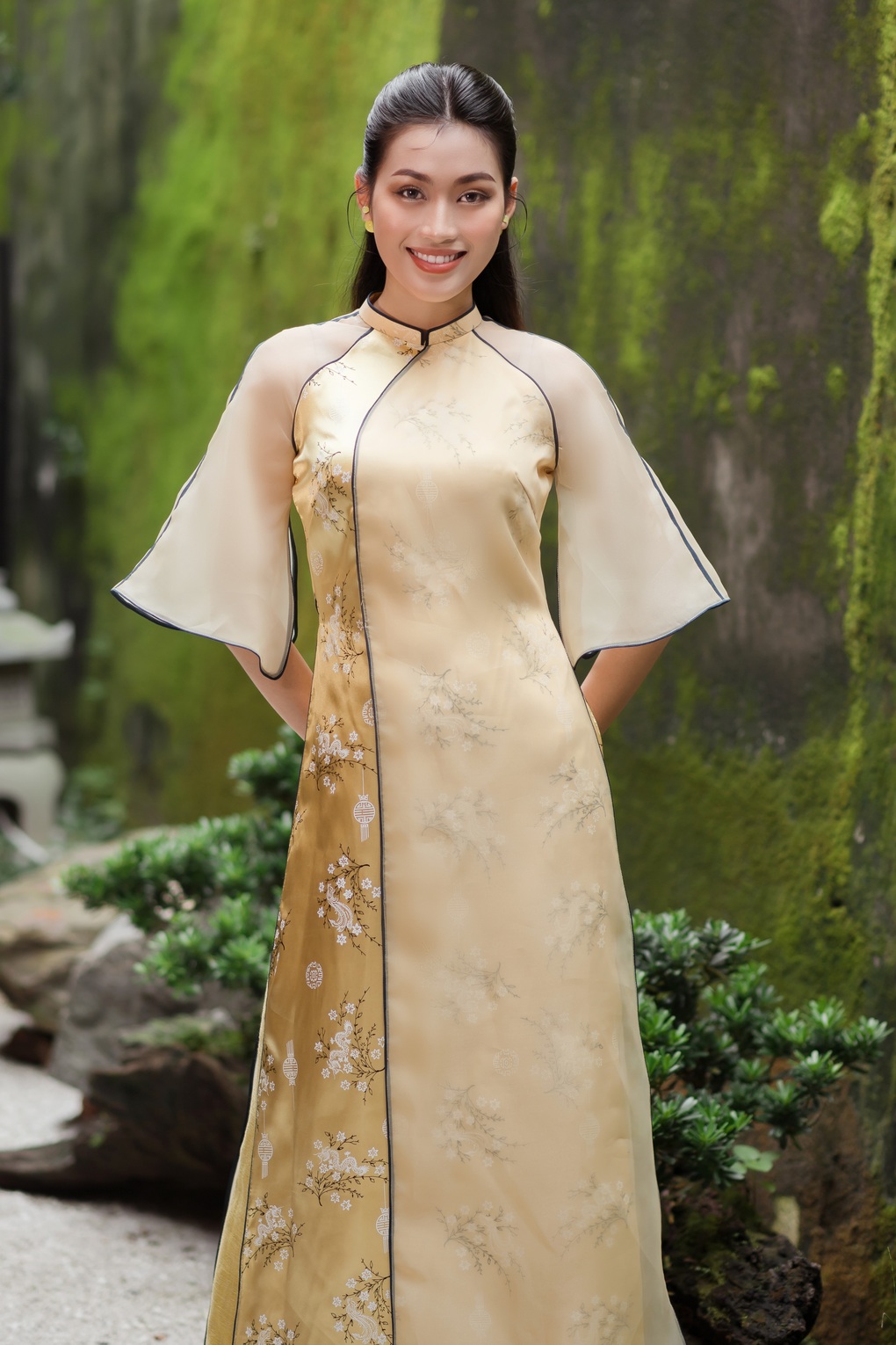 Á hậu Minh Thư đón xuân cùng áo dài cổ yếm - 1 Á hậu Minh Thư đón xuân cùng áo dài cổ yếm - 1