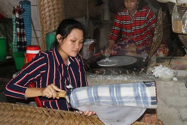 Làng bánh tráng 200 tuổi hốt bạc mùa Tết