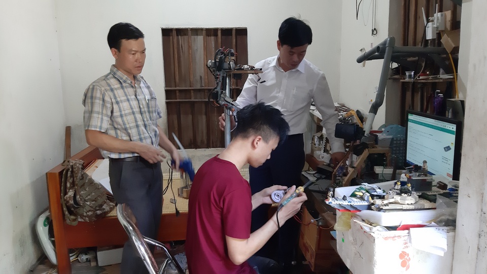 Nam sinh miền núi đam mê chế tạo cánh tay Robot cho người khuyết tật - 2 Nam sinh miền núi đam mê chế tạo cánh tay Robot cho người khuyết tật - 2