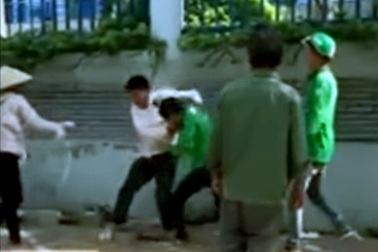 Lái xe Grab bike loạn đả xe ôm truyền thống ở bến xe Mỹ Đình